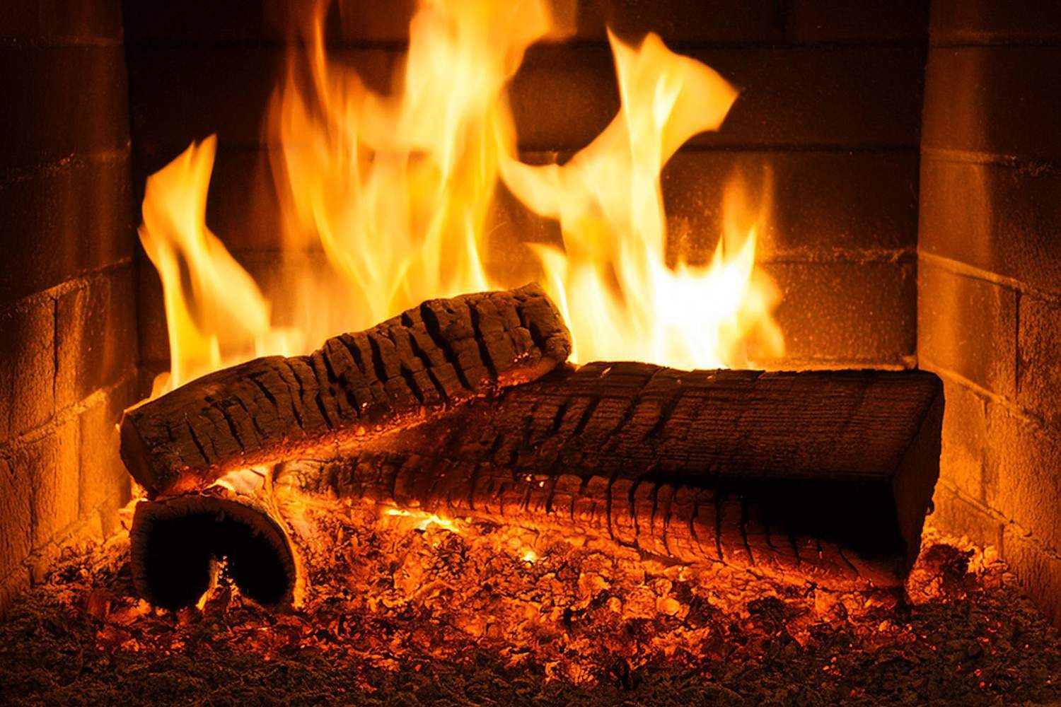 Brennholz am Feuer