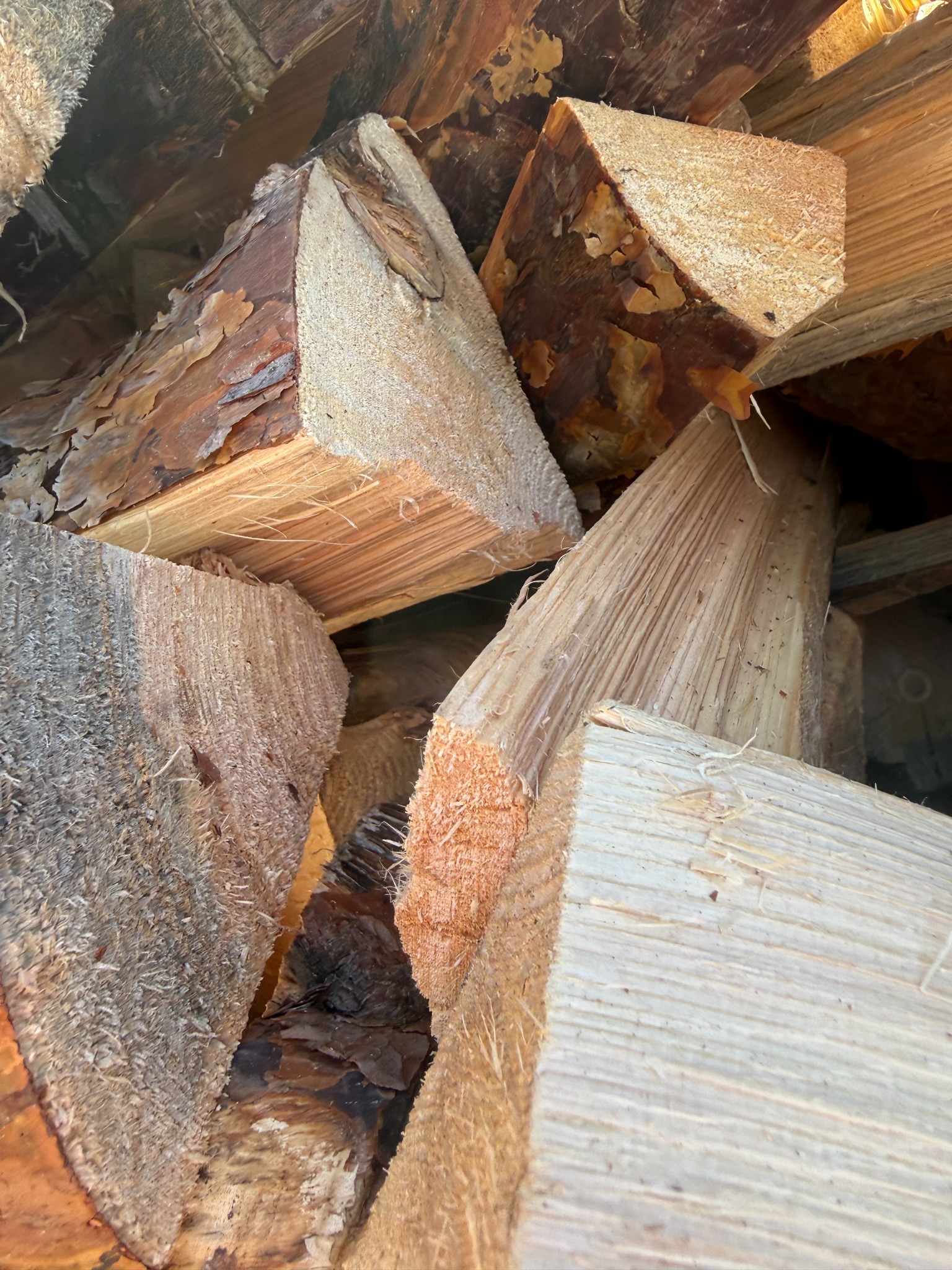 Nahaufnahme von gespaltenem Holz