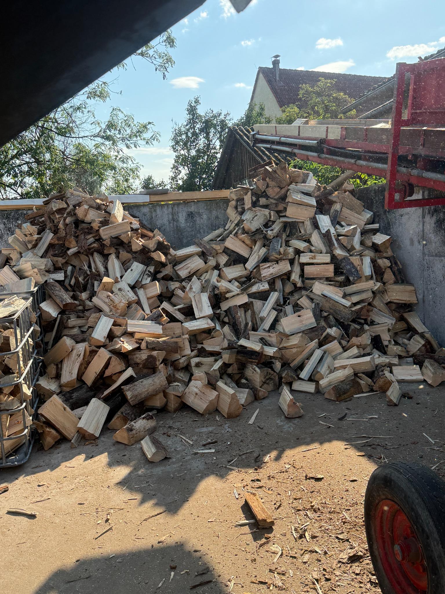 Brennholz auf dem Holzplatz