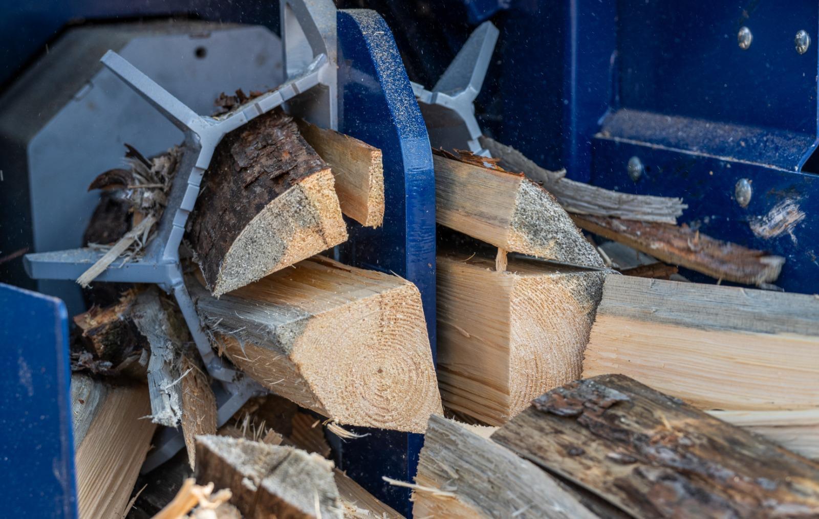 Holz im Sägespalter
